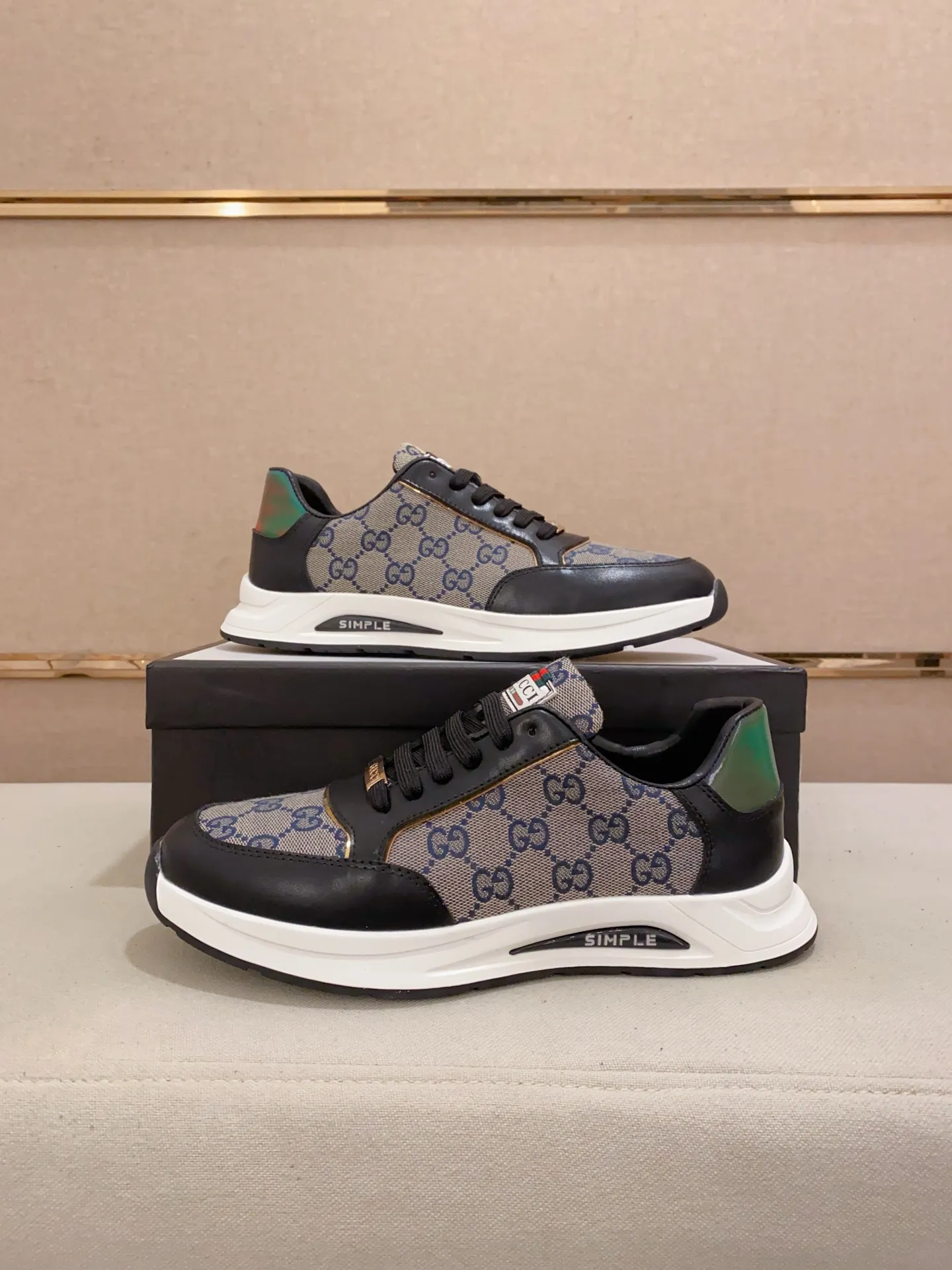 Men's shoes💰 420💰The new GUCCI (Gucci) counters are launched simultaneously. The new men's shoes, 😘fabrics are selected from imported cowhide, and the lining is sheepskin lining. 👍🏿 High-end ☄️ air-cushion molded anti-slip rubber outsole, exquisite lines, simple and elegant, comfortable and high-end for leisure travel. Code number: 38 to 44 (45 can be customized and cannot be returned or exchanged)
